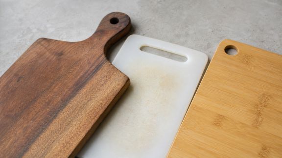 Les planches à découper testées : bois, plastique, bambou, que choisir ?