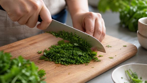 Comment couper les fines herbes rapidement et sans en perdre