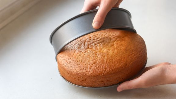 Démouler vos gâteaux sans casse : conseils et gestes efficaces