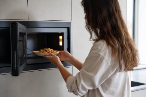 Bien utiliser le micro-ondes pour cuisiner plus vite
