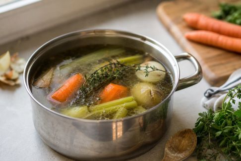 Préparer un bouillon maison : conseils et techniques