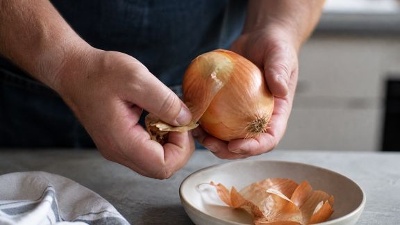 Astuces pour éplucher les oignons sans pleurer