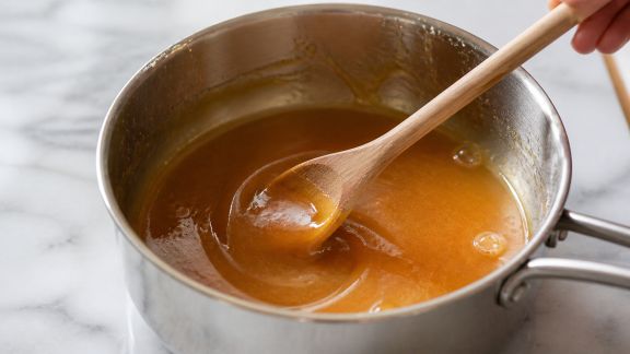 Faire un caramel sans fausse note : conseils pour une cuisson maîtrisée